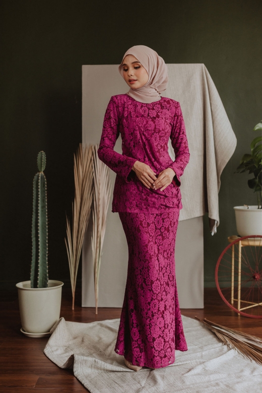 Elsie Drapes Lace - Magenta